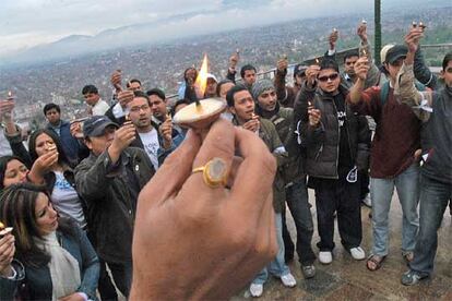 Un grupo de artistas nepalíes sostienen velas durante un acto de solidaridad celebrado en Syambhu, Katmandú. Cientos de cantantes y artistas han querido mostrar su respaldo por la paz y la democracia en el país.