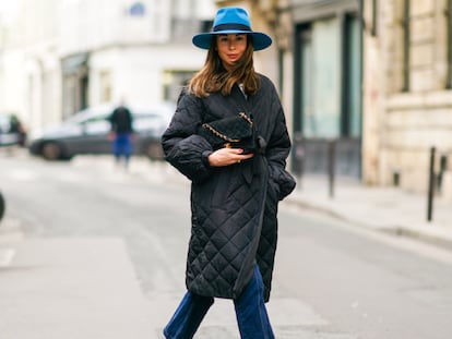 La editora de moda Therese Hellström, en París, con un abrigo guateado largo. GETTY IMAGES.