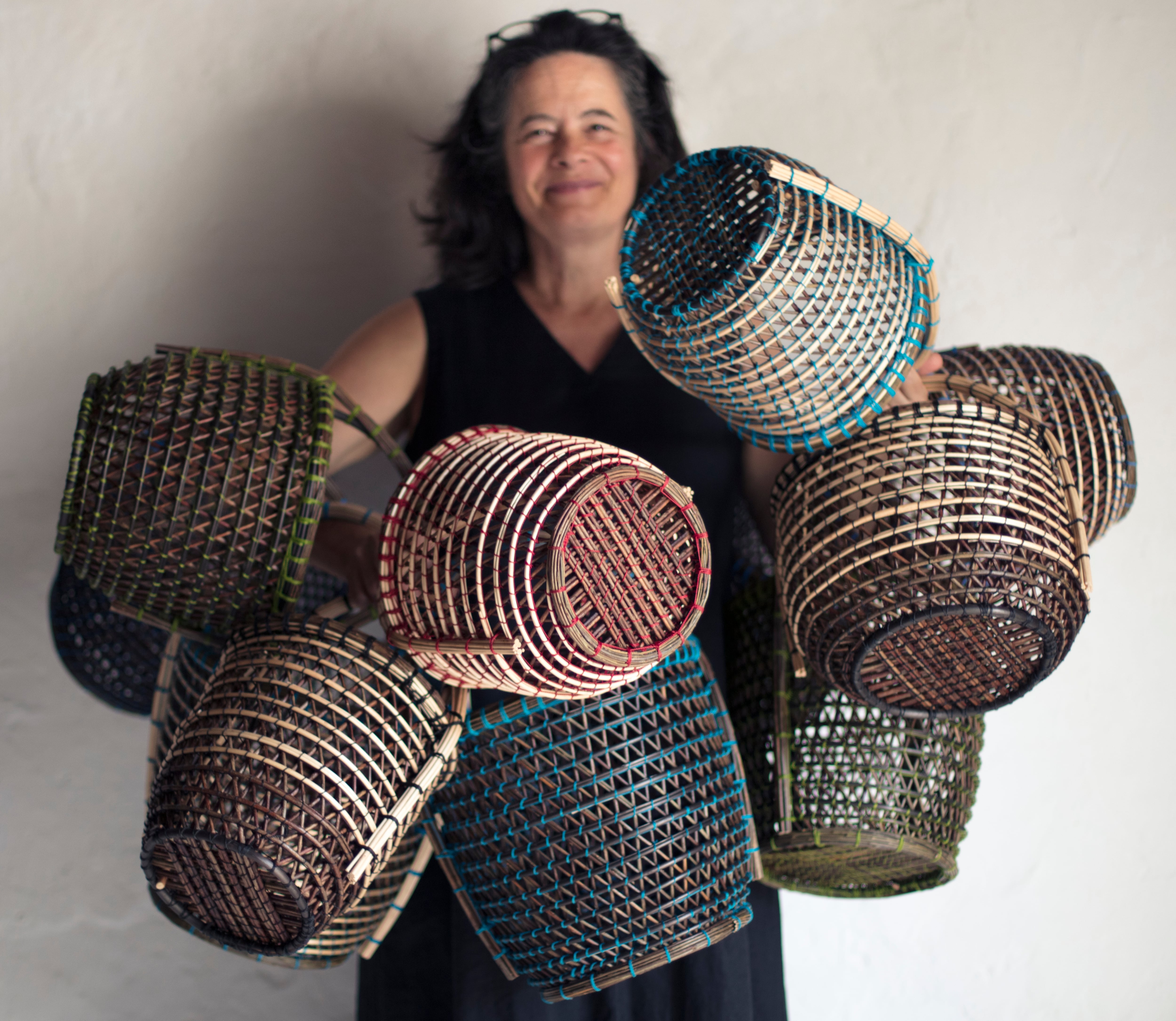 Mònica Guilera, la cestera capaz de elevar un canasto de mimbre a colorida obra de arte: “¿No es preferible a una bolsa de plástico?”