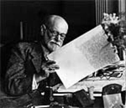 Sigmund Freud revisa el manuscrito de &#39;Moisés y la religión monoteísta&#39;, obra que sería publicada en 1939.