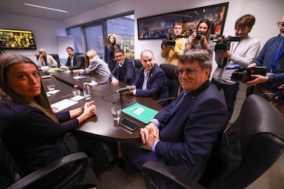 Carles Puigdemont, sentado entre Miriam Nogueras y Jordi Turull, en la reunión de la cúpula de Junts, el pasado lunes en Bruselas.