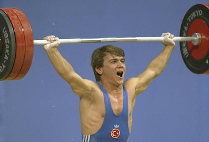 Süleymanoğlu mantiene en alto 152,5 kilos durante su conquista del oro olímpico en Seúl 88.