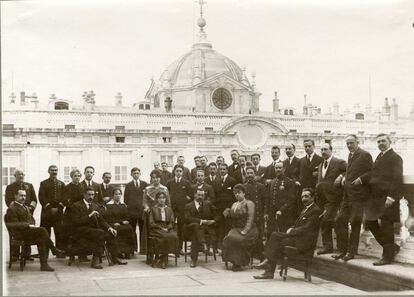 Retrato del personal de la Oficina de la Guerra Europea posando en una de las terrazas del Palacio Real, 1917. La exposición pretende divulgar y dar a conocer al público la relevancia que adquiere la Secretaría Particular del Rey Alfonso XIII y la acción diplomática de España durante el conflicto bélico.