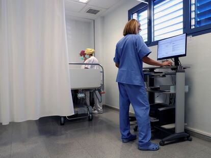 Personal sanitario trabaja en Urgencias del Centro de Salud de Fraga (Huesca), este miércoles.