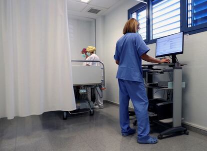 Personal sanitario trabaja en Urgencias del Centro de Salud de Fraga (Huesca), este miércoles.