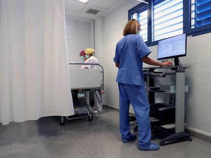 Personal sanitario trabaja en Urgencias del Centro de Salud de Fraga (Huesca), este miércoles.