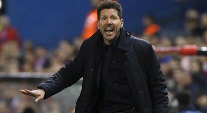 Simeone, durante el partido en el Calderón.