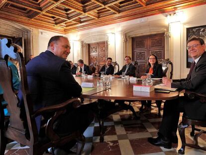 Ximo Puig (derecha) preside el primer pleno del Ejecutivo de la Comunidad Valenciana en esta legislatura.