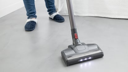 Esta aspiradora sin cable incorpora una luz LED para limpiar en la oscuridad.