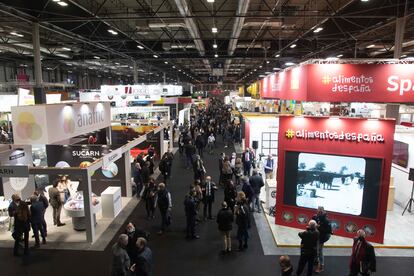 Uno de los pasillos lleno de visitantes del Meat Attraction 2022