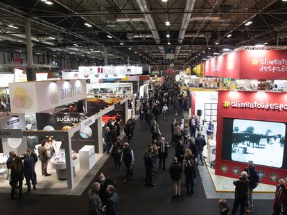 Uno de los pasillos lleno de visitantes del Meat Attraction 2022