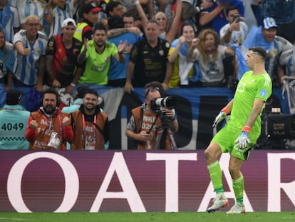 El portero de Argentina, Emiliano 'Dibu' Martínez celebra un penalti parado al francés Aurelien Tchouameni en la final del Mundial.