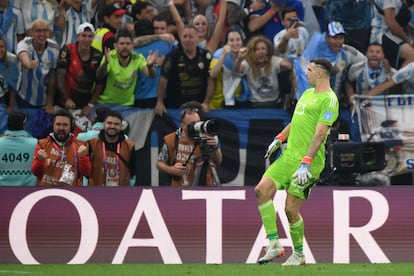 El portero de Argentina, Emiliano 'Dibu' Martínez celebra un penalti parado al francés Aurelien Tchouameni en la final del Mundial.