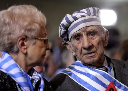 Miroslaw Celka y Janina Reklajtis, supevivientes del holocausto nazi, durante la ceremonia para conmemorar el 71 aniversario de la liberación de Auschwitz que se celebró en el antiguo campo de exterminio de Auschwitz-Birkenau en Oswiecim, Polonia.