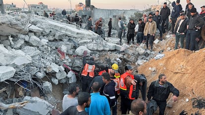 Equipos de rescate buscan víctimas entre los escombros de una casa en Rafah, en la Franja de Gaza, tras un bombardeo israelí.