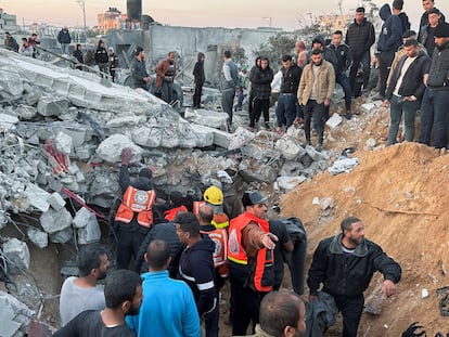 Equipos de rescate buscan víctimas entre los escombros de una casa en Rafah, en la Franja de Gaza, tras un bombardeo israelí.