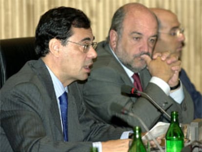 Caruana, en primer plano, junto a Joaquín Almunia, presidente de la Comisión de Presupuestos del Congreso.