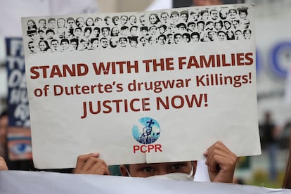 Un joven sostiene un cartel contra el expresidente durante una protesta en Ciudad Quezon (Filipinas), este martes.