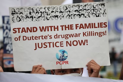 Un joven sostiene un cartel contra el expresidente durante una protesta en Ciudad Quezon (Filipinas), este martes. 