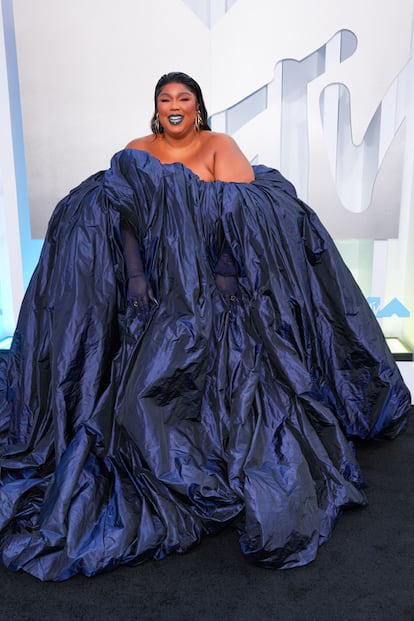 Lizzo, que además de posar en la alfombra roja actuó en la gala, apostó por este look firmado por Jean Paul Gaultier.