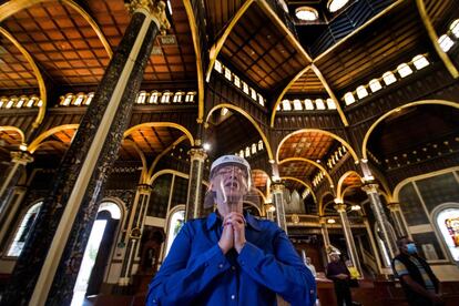 Una mujer reza en la basílica de los Ángeles en Cartago (Costa Rica). La tercera fase de medidas contra la propagación de la covid-19 comenzó el domingo en Costa Rica, permitiendo la asistencia a las iglesias con una distancia mínima de 1,8 metros entre cada persona y con un máximo de 75 personas, siempre con mascarilla.