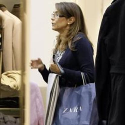 Una mujer en una tienda de Zara en Madrid.