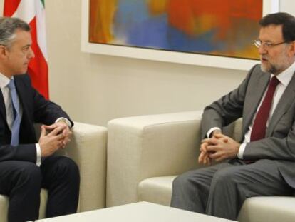 Rajoy (derecha) conversa con Urkullu, hoy en La Moncloa.