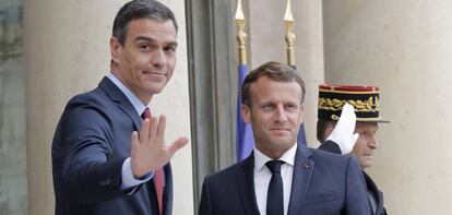 El presidente del Gobierno, Pedro Sánchez, con el presidente francés, Emmanuel Macron, este miércoles en París.