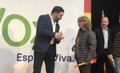 Santiago Abascal, líder de Vox, firma un autógrafo en un mitín en Teruel.