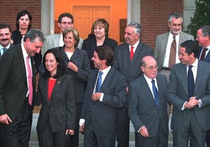 Aznar, rodeado de los representantes de los grupos parlamentarios, la UE, CC OO y CEOE.