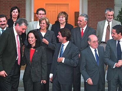 Aznar, rodeado de los representantes de los grupos parlamentarios, la UE, CC OO y CEOE.