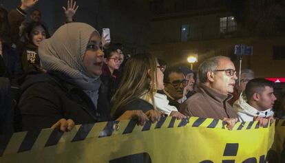 Más de un centenar de personas se concentraron ayer en la Sagrera para denunciar la agresión.