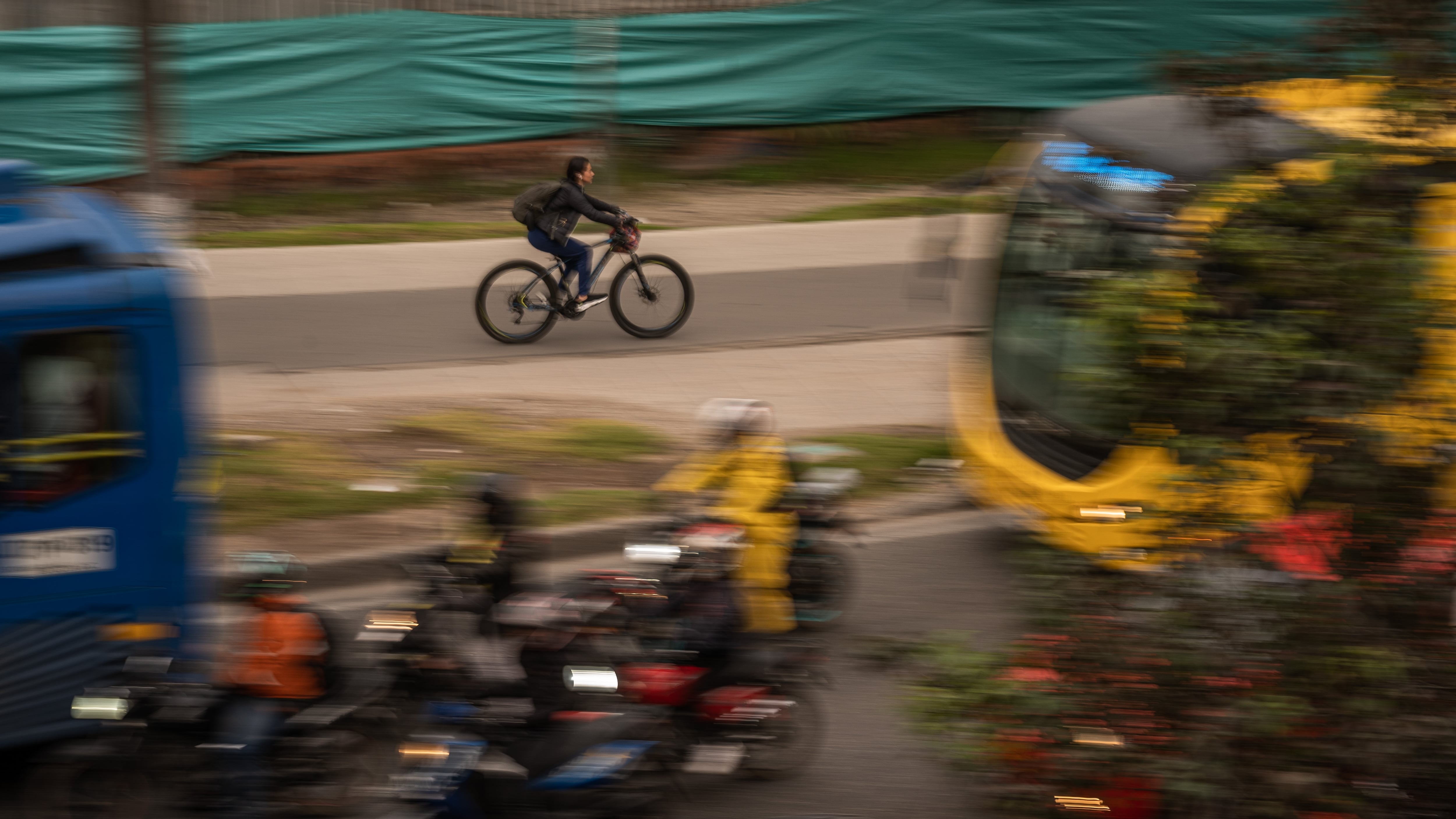 Un ciclista se mueve en los alrededores de la biblioteca El Tintal, suroccidente de la ciudad, en Bogotá, Colombia el 22 de junio del 2023. 