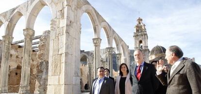 El presidente Fabra con la consejera de Cultura y los responsables del monasterio de La Valldigna durante la visita al recinto.