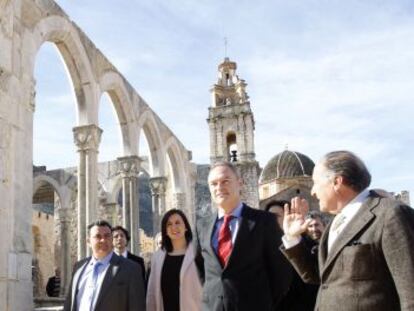 El presidente Fabra con la consejera de Cultura y los responsables del monasterio de La Valldigna durante la visita al recinto.