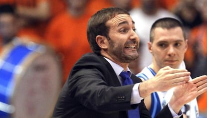 El entrenador del Lagun Aro GBC, Sito Alonso, da instrucciones desde la banda en su encuentro ante el Valencia Basket.