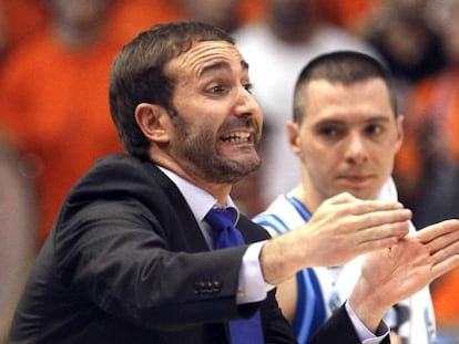  El entrenador del Lagun Aro GBC, Sito Alonso, da instrucciones desde la banda en su encuentro ante el Valencia Basket.