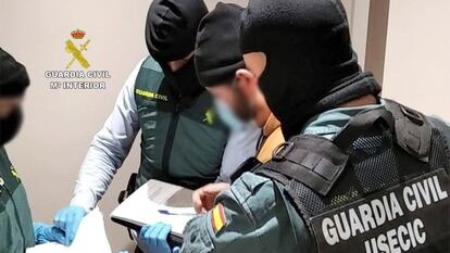 Miembros de la Guardia Civil durante la detención este viernes en Madrid de un presunto miembro del ISiS.