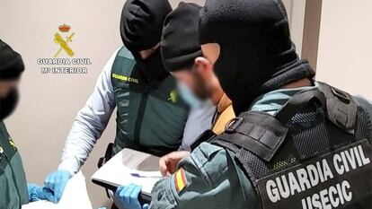 Un grupo de agentes de la Guardia Civil durante el arresto de Bentouati, en septiembre de 2020.