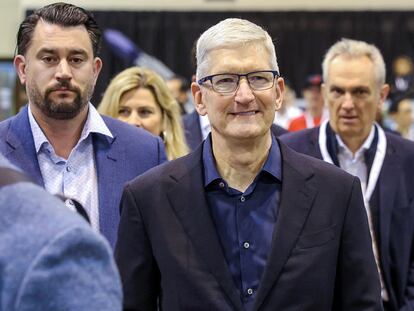 Tim Cook, CEO de Apple, en la junta de accionistas de Berkshire Hathaway, en Omaha (Nebraska, EE UU), en mayo pasado.