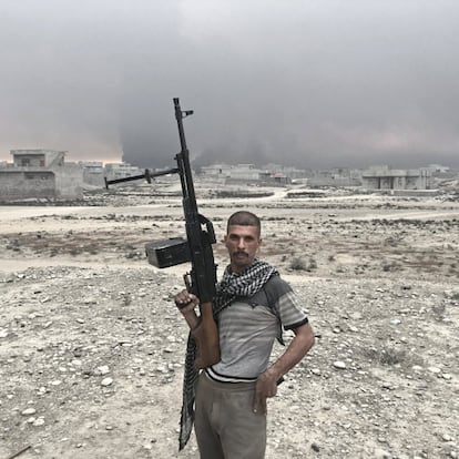 Haidar Hussein, de Diwaniya, es un soldado del Ejército iraquí de tan solo 20 años. Sostiene en la mano su ametralladora, en las afueras de Qayara, a unos 50 kilómetros al sur de Mosul (Irak) el 23 de octubre. El Ejército iraquí, con el apoyo de milicianos de las tribus locales y de los bombardeos de la coalición que lidera EE UU lograron expulsar al ISIS de Qayara a finales de agosto.