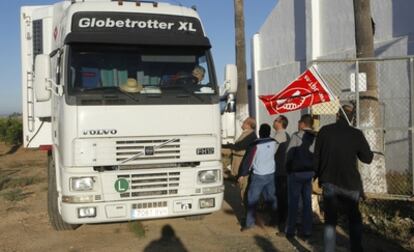 Un piquete intenta evitar que un camionero cargue fruta en una finca de Sevilla.