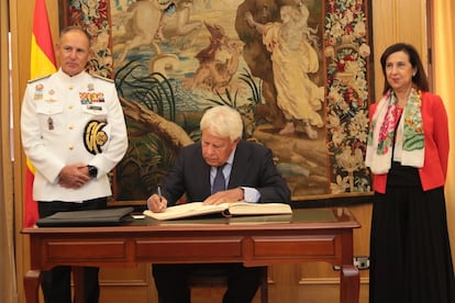 El expresidente del Gobierno Felipe González junto a la ministra de Defensa, Margarita Robles, en el Centro de Estudios de la Defensa Nacional (Ceseden) este lunes en Madrid.