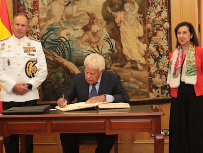 El expresidente del Gobierno Felipe González junto a la ministra de Defensa, Margarita Robles, en el Centro de Estudios de la Defensa Nacional (Ceseden) este lunes en Madrid.