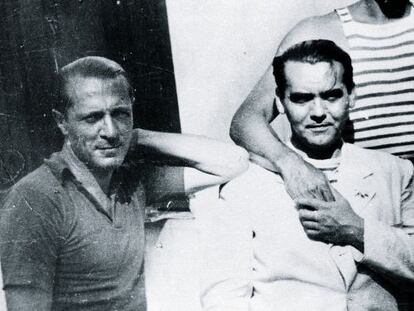 Enrique Amorim, a la izquierda, junto a Federico García Lorca. El escritor uruguayo se relacionó con numerosos artistas y fue un especialista en convertir sus invenciones en portentosas realidades que hacían difícil distinguir qué era verdad y qué hacía creer que lo era. Su relación con Lorca es uno de esos misterios.