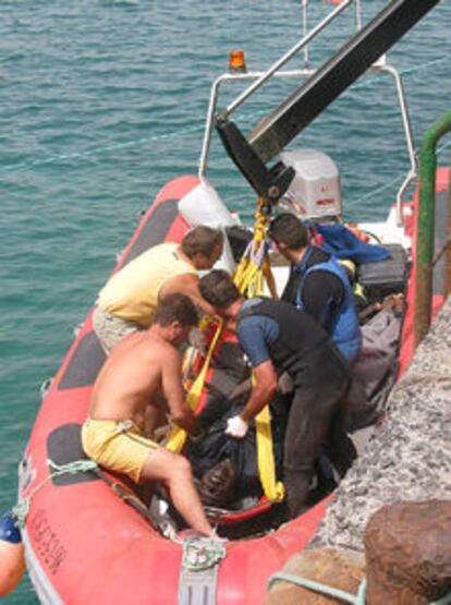 Un equipo de rescate descarga uno de los cadáveres en Lanzarote.