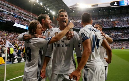 Cristiano Ronaldo celebra junto a Modric, Sergio Ramos, Carvajal y Casemiro su segundo gol al Atl&eacute;tico. 