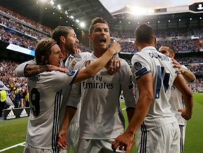 Cristiano Ronaldo celebra junto a Modric, Sergio Ramos, Carvajal y Casemiro su segundo gol al Atl&eacute;tico. 