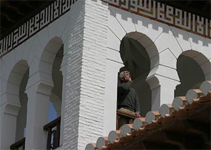 Un muecín llama a la oración en una mezquita de Granada.