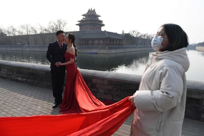 Una asistente trabaja en una sesión de fotos para un reportaje de bodas en la Pekín (China), el 28 de febrero de 2020.